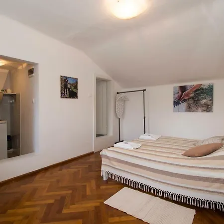 White House Apartment *